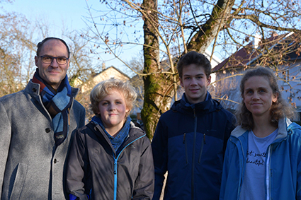 Familie vor Winterbaum
