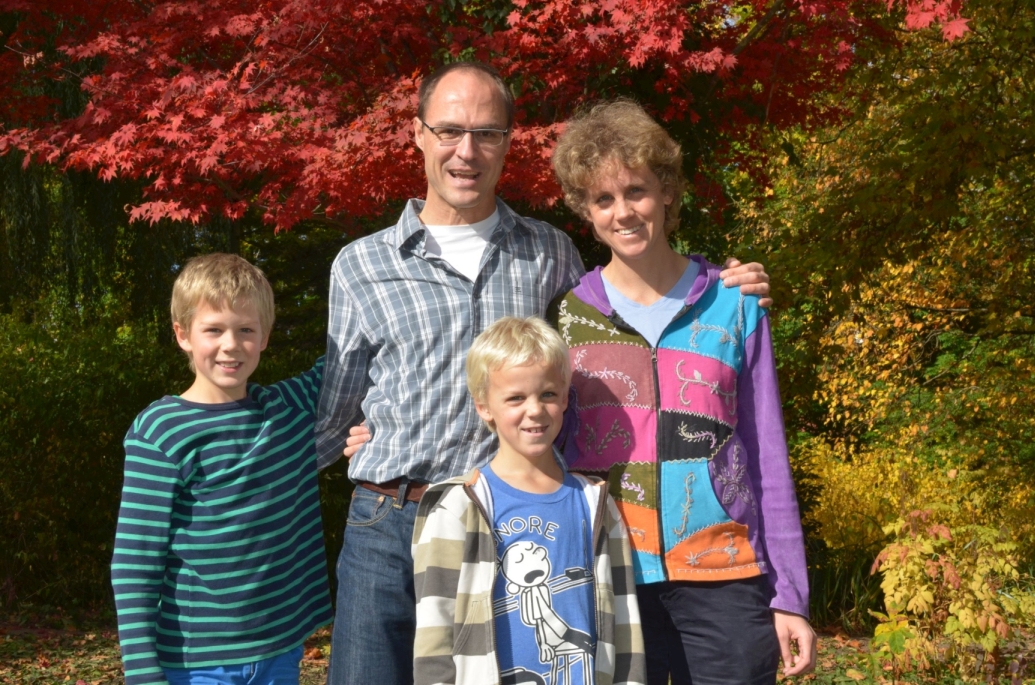 Familie vor Herbstbaum
